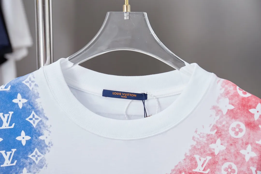 🅿️190 1V 25SS early spring new style Colorful digital LV lettering short sleeves Light luxury essential item for daily commuting for men and women Correct version Welcome to compare Detailed features · 320g 100% pure cotton double yarn jersey fabric · Special thickened 32 pieces of double-strand 1X1 thread in the same cylinder custom dyeing · Positioned color digital LV lettering printing · Double needle stitching and cross-stitching technology · Original main mark, washed tag, brand moisture-proof paper packaging Color: black/white Size: S/M/L/XL
